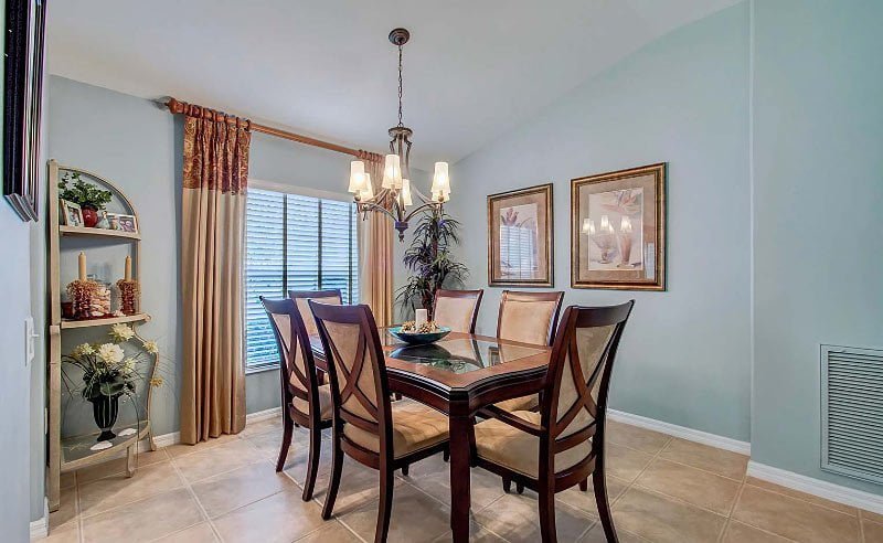 Comedor rústico con mesa y sillas de madera Comedor rústico con mesa y sillas de madera